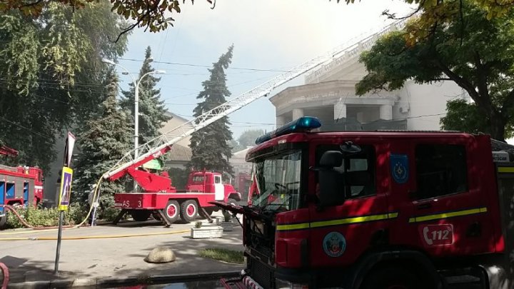 INCENDIU DE PROPORȚII la Filarmonică. Opt echipaje ale pompierilor, la fața locului (VIDEO/FOTO)