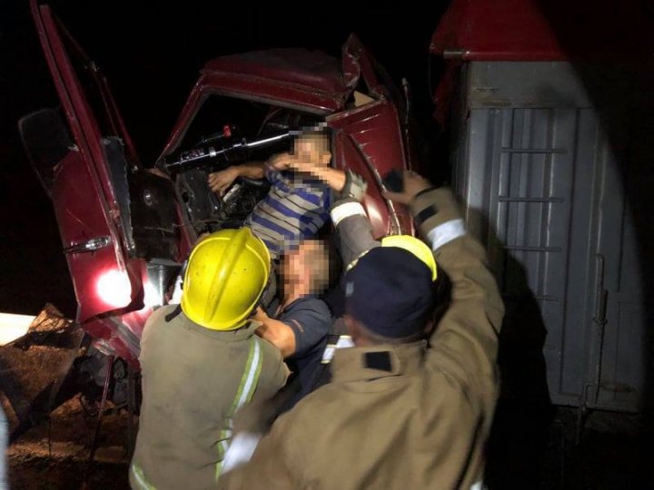 ACCIDENT CUMPLIT la Căușeni. Un tânăr, blocat între fiarele unui camion (IMAGINI DE GROAZĂ)