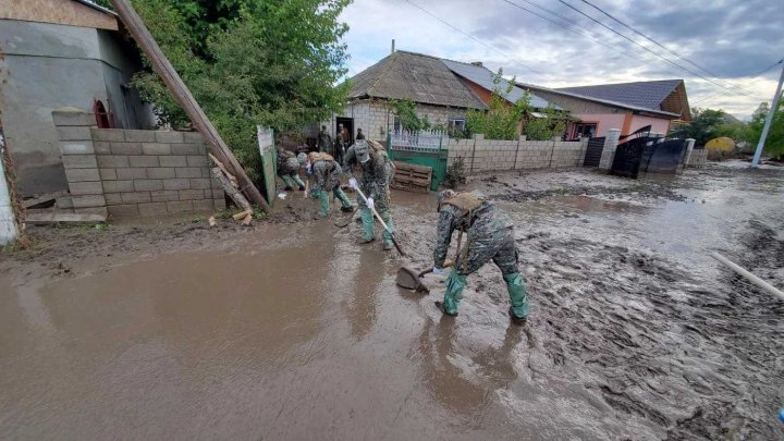 Militari ai Armatei Naționale au plecat la Comrat să ajute gospodarii la lichidarea consecinţelor inundaţiilor de ieri (FOTO)