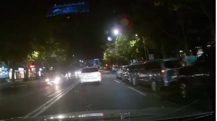 CARAMBOL nocturn în Capitală. Patru mașini s-au ciocnit lângă o trecere de pietoni, ca la domino (VIDEO)