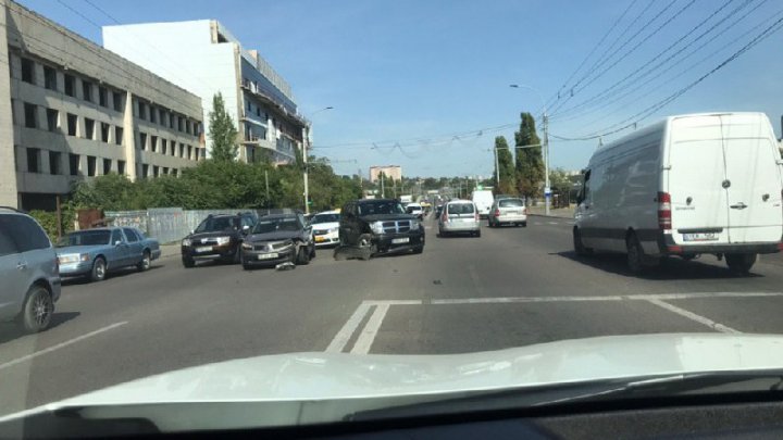 Accident în Capitală. Un șofer nu s-ar fi asigurat când a efectuat manevra de întoarcere 