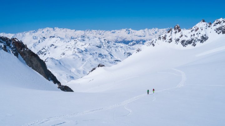 Un snowboarder a sfidat moartea după ce a căzut 50 de metri în gol de pe o stâncă în Alpii francezi