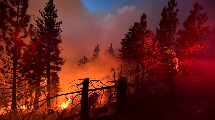 Incendiul din apropierea oraşului Los Angeles a sporit în intensitate forţând evacuarea mai multor rezidenţi