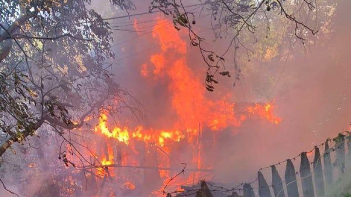 Două familii din sectorul Ciocana au rămas pe drumuri, în urma unui incediu (FOTO)