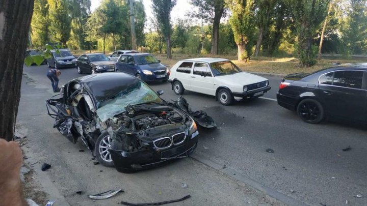 Accident VIOLENT pe strada Muncești. Un BMW făcut zob, după ce s-a ciocnit cu un excavator (FOTO)