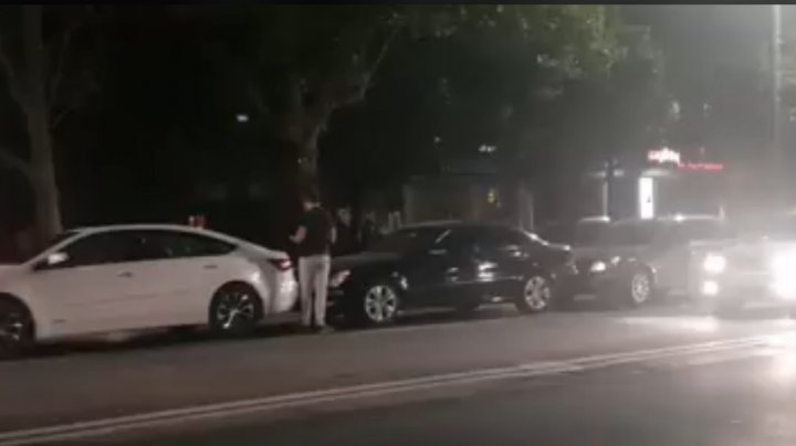 CARAMBOL nocturn în Capitală. Patru mașini s-au ciocnit lângă o trecere de pietoni, ca la domino (VIDEO)