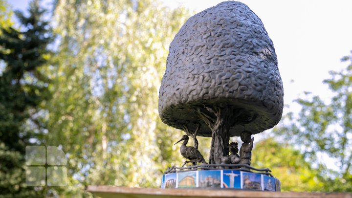 O "Cuşmă a lui Guguţă" din piatră, înaltă de şapte metri va fi sculptată şi instalată în centrul Capitalei (FOTOREPORT)