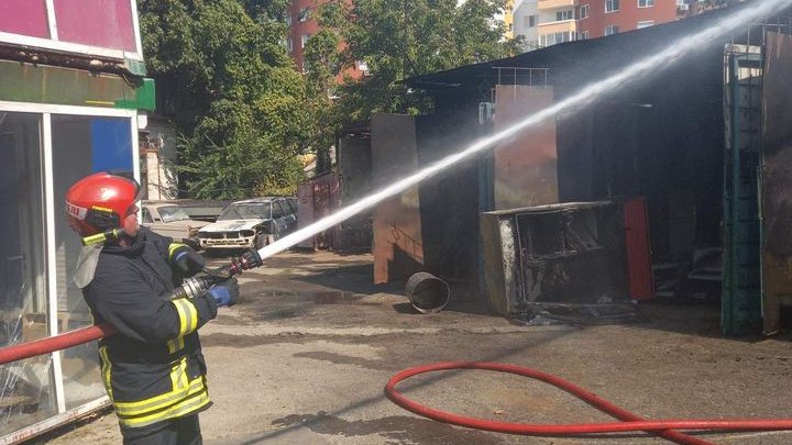 (FOTO) Incendiu în sectorul Botanica al Capitalei. Un garaj, cuprins de flăcări uriașe