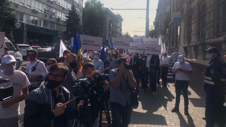 PROTEST la CEC. Susținătorii PRO MOLDOVA cer ca Andrian Candu să fie înscris în cursa pentru prezidențiale