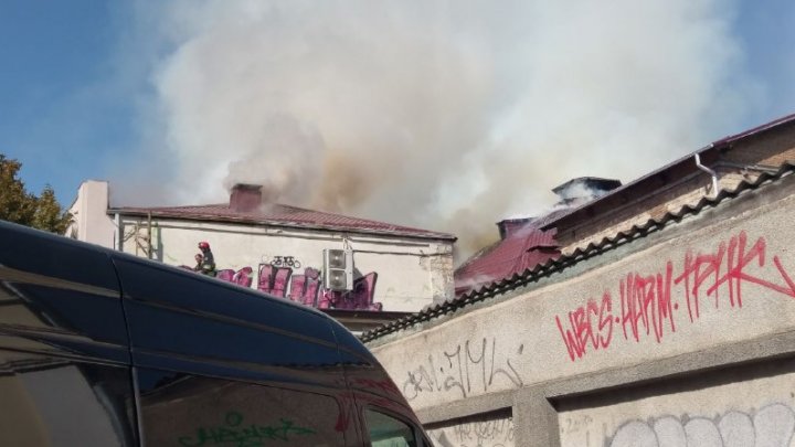 Incendiul de la Filarmonică nu poate fi localizat. Pompierii sunt la faţa locului de aproape trei ore