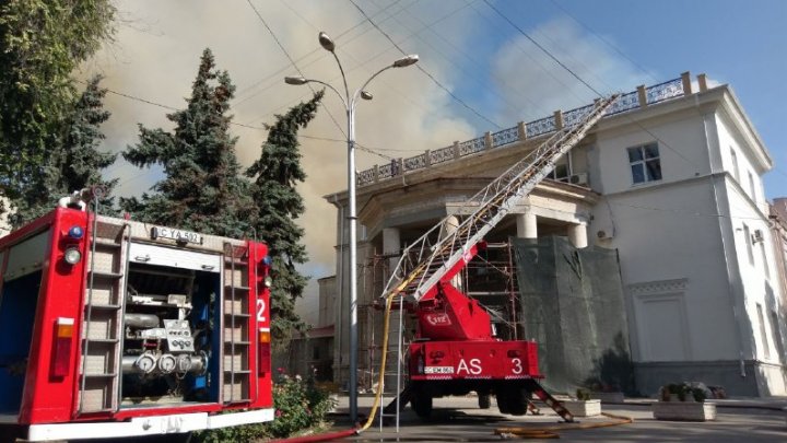 INCENDIUL de la Filarmonică ia AMPLOARE. A căzut tavanul sălii principale (VIDEO/FOTO)