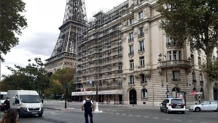 Turnul Eiffel a fost evacuat. Un bărbat ar fi strigat Allahu Akbar și ar fi amenințat că aruncă totul în aer