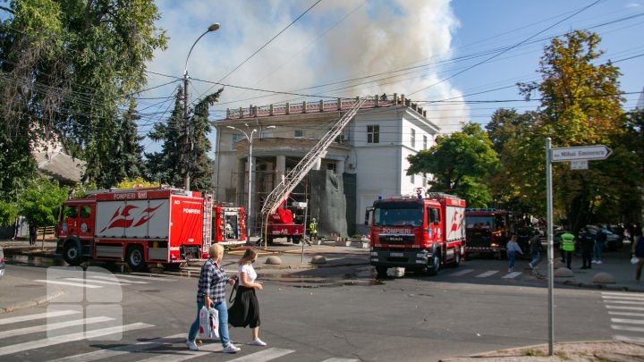 Filarmonica Națională, DISTRUSĂ de FLĂCĂRI. Ambasadori şi lideri politici din ţară au venit cu mesaje de susţinere