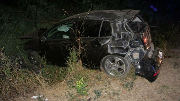 ACCIDENT DE GROAZĂ la Hîncești. O femeie a murit, după ce mașina condusă de fiul ei s-a răsturnat într-un șanț (FOTO)