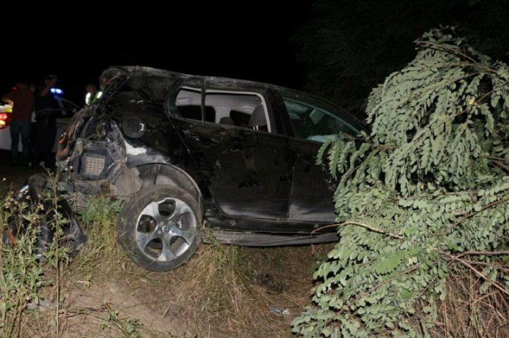 ACCIDENT DE GROAZĂ la Hîncești. O femeie a murit, după ce mașina condusă de fiul ei s-a răsturnat într-un șanț (FOTO)