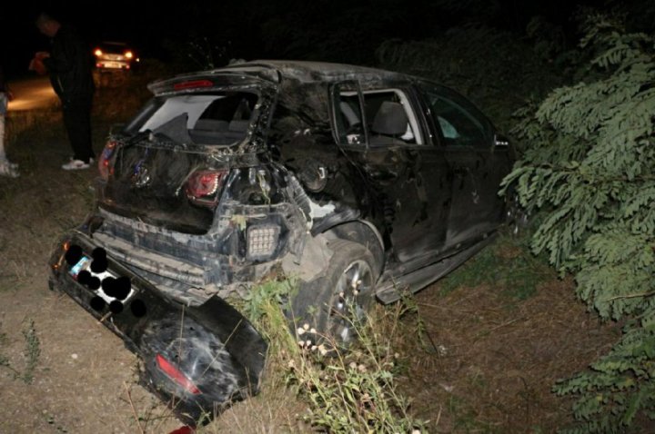 ACCIDENT DE GROAZĂ la Hîncești. O femeie a murit, după ce mașina condusă de fiul ei s-a răsturnat într-un șanț (FOTO)