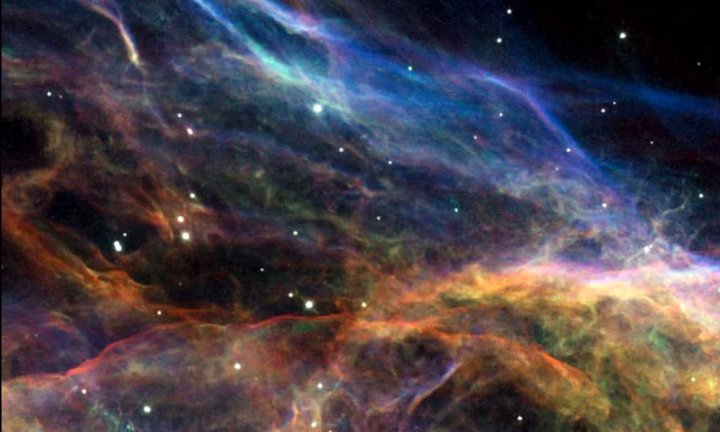 Hubble a surprins o imagine uimitoare a Buclei Cygnus