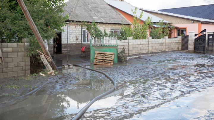 Premierul Ion Chicu a efectuat o vizită în orașul Comrat, afectat de inundații. Mai multe familii, evacuate din propriile case (FOTO)