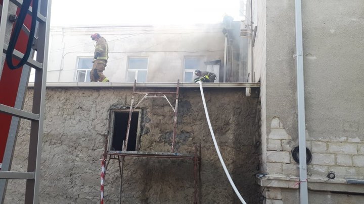 INCENDIU DE PROPORȚII la Filarmonică. Opt echipaje ale pompierilor, la fața locului (VIDEO/FOTO)