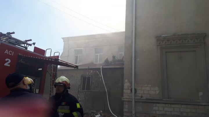 INCENDIU DE PROPORȚII la Filarmonică. Opt echipaje ale pompierilor, la fața locului (VIDEO/FOTO)