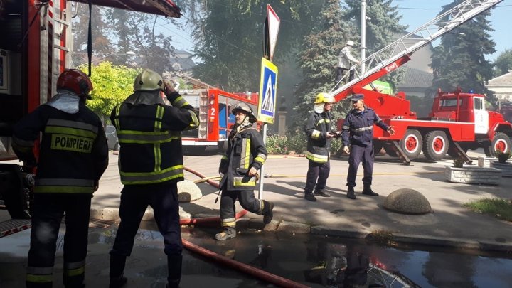 INCENDIU DE PROPORȚII la Filarmonică. Opt echipaje ale pompierilor, la fața locului (VIDEO/FOTO)