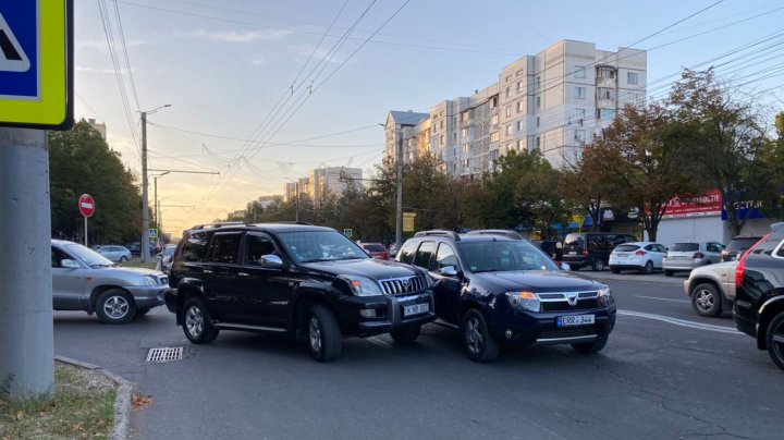 Accident în sectorul Buiucani din Capitală. Două mașini s-au ciocnit pe strada Alba Iulia (FOTO)