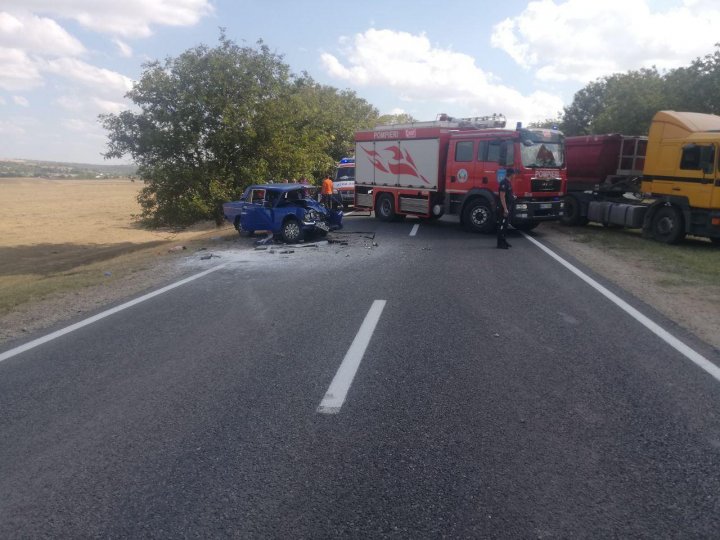 ACCIDENT FATAL la Cimișlia. O persoană a MURIT, iar mai multe au ajuns la SPITAL (VIDEO)