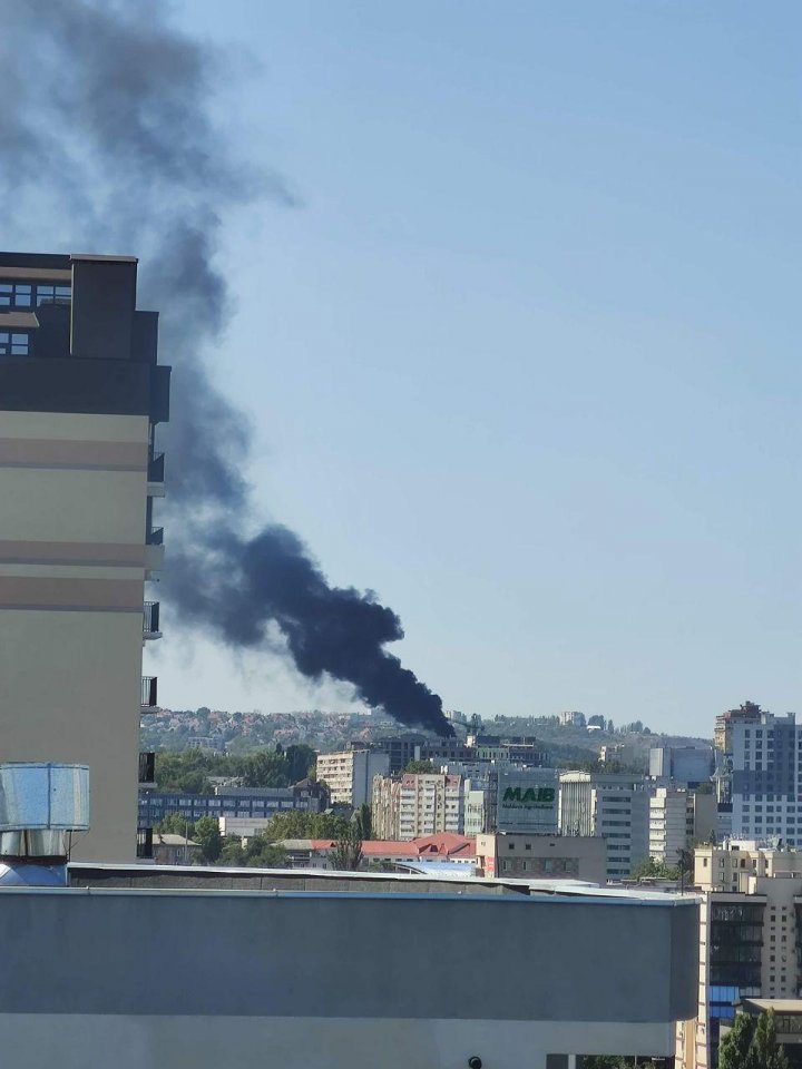 Incendiu puternic în centrul Capitalei. Un bloc în construcții, cuprins de flăcări (FOTO/VIDEO)