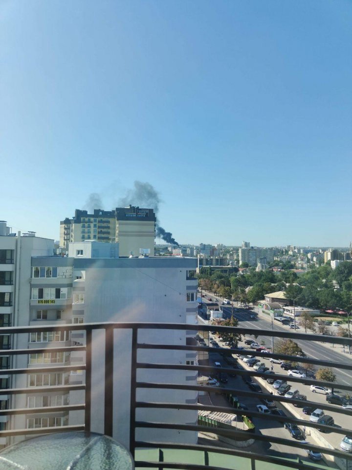 Incendiu puternic în centrul Capitalei. Un bloc în construcții, cuprins de flăcări (FOTO/VIDEO)