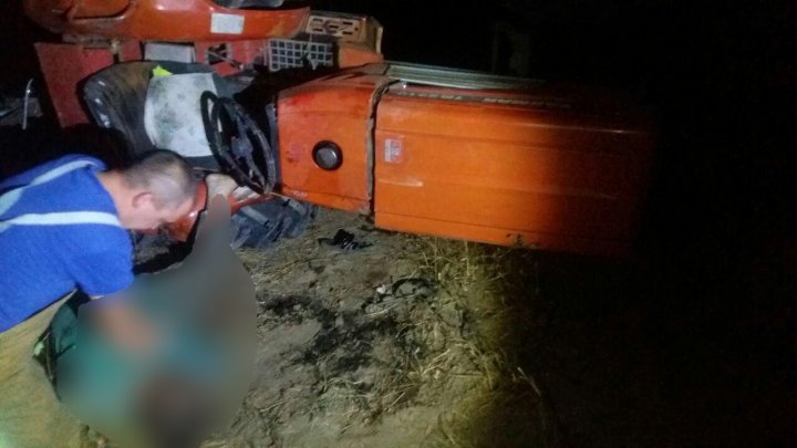 ACCIDENT GRAV la Nisporeni: Un bărbat a murit, după ce tractorul pe care îl conducea s-a răsturnat