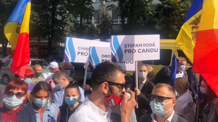 PROTEST la CEC. Susținătorii PRO MOLDOVA cer ca Andrian Candu să fie înscris în cursa pentru prezidențiale