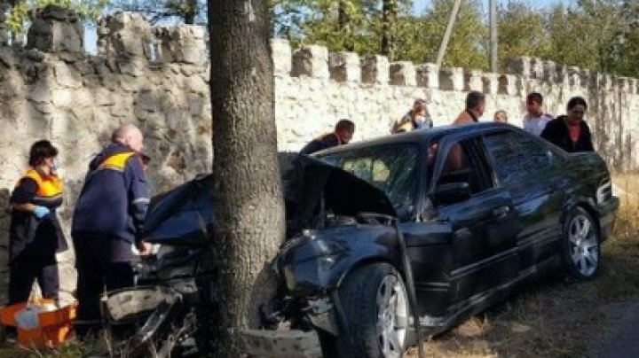 ACCIDENT GRAV la Orhei. Mai multe persoane au fost rănite, după ce un șofer a ajuns cu BMW-ul într-un copac