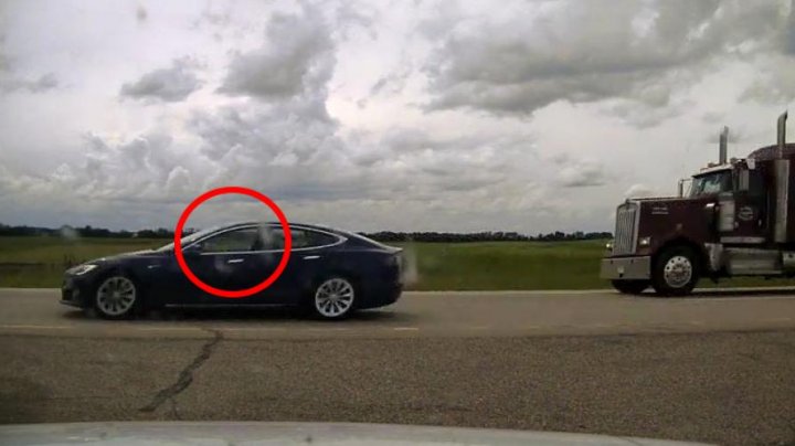 PERICOL pe autostradă. Un șofer a adormit la volanul unei Tesla, în timp ce autopilotul conducea cu 150 de km/h