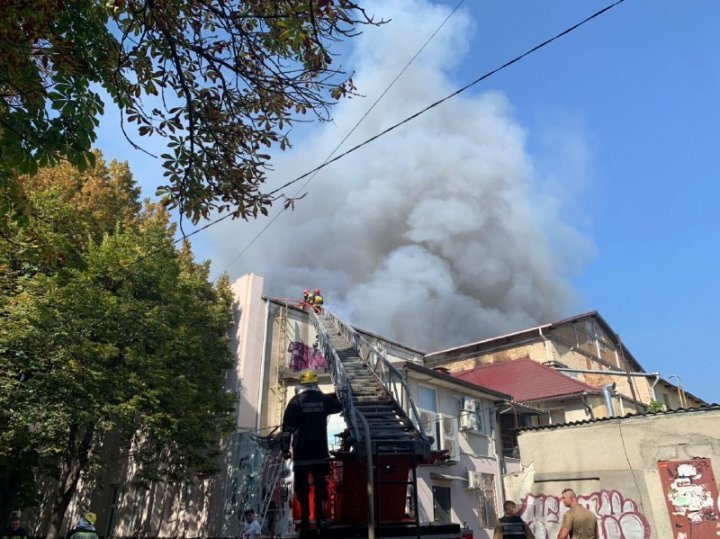 INCENDIUL de la Filarmonică ia AMPLOARE. A căzut tavanul sălii principale (VIDEO/FOTO)