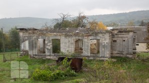 Cândva un frumos conac, în prezent doar ruine. O construcţie veche de aproape un secol din Criuleni, într-o stare deplorabilă (FOTOREPORT)