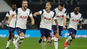Fotbaliștii echipei Tottenham Hotspur, îmbrăcați la patru ace pentru poze de grup în noul echipament 