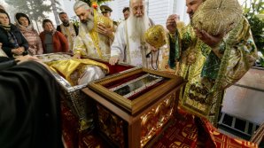 Scandal de Hramul Catedralei "Sfintei Parascheva" de la Iași. Zeci de credincioşi s-au luat la hartă cu jandarmii