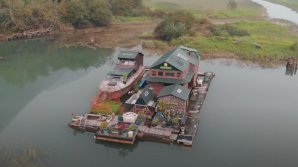 Un canadian şi-a construit o insulă plutitoare din deșeuri și locuiește acolo singur de 17 ani