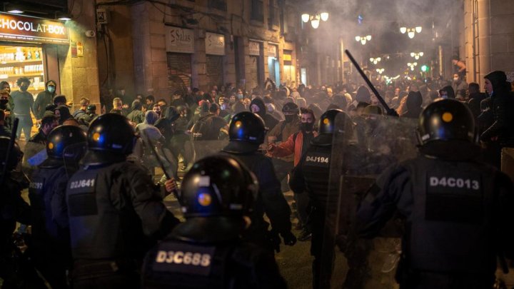 Ciocniri între protestatari şi poliţişti în Barcelona. Sute de oameni au manifestat împotriva restricţiilor COVID-19 (VIDEO)