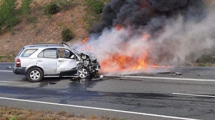 Accident GRAV cu implicarea a trei automobile în apropiere de Sociteni. O mașină a luat foc. Sunt RĂNIȚI