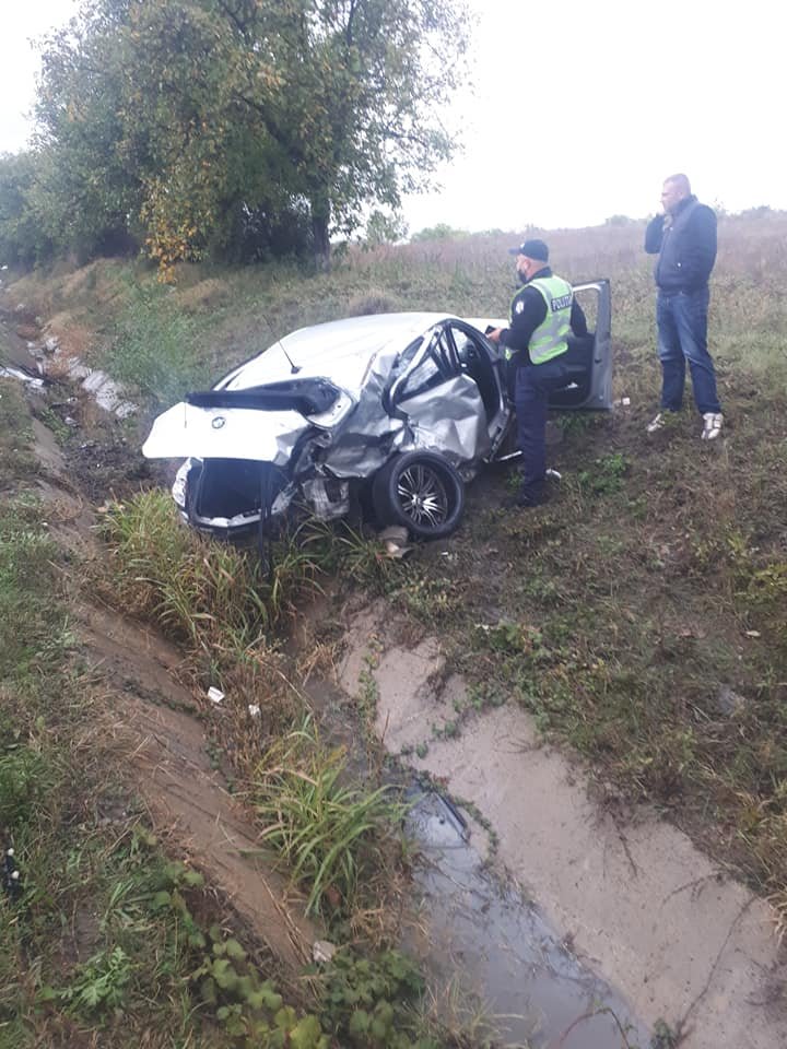 Accident înfiorător pe șoseaua Rusești-Sociteni. Un BMW a fost făcut țăndări, după ce s-a ciocnit cu un autobuz. Sunt victime (FOTO)