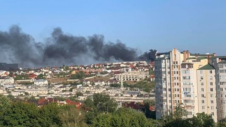 INCENDIU PUTERNIC pe strada Sadoveanu din Capitală. Arde un autobuz (FOTO/VIDEO)