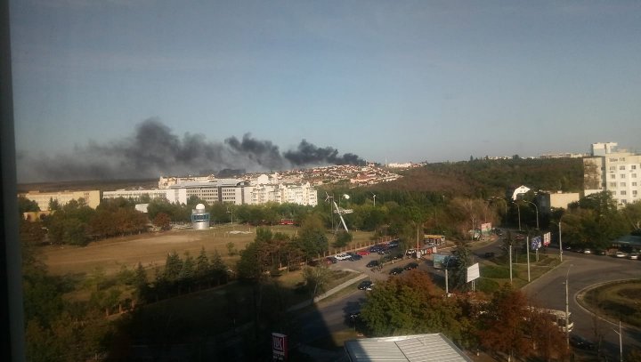 INCENDIU PUTERNIC pe strada Sadoveanu din Capitală. Arde un autobuz (FOTO/VIDEO)