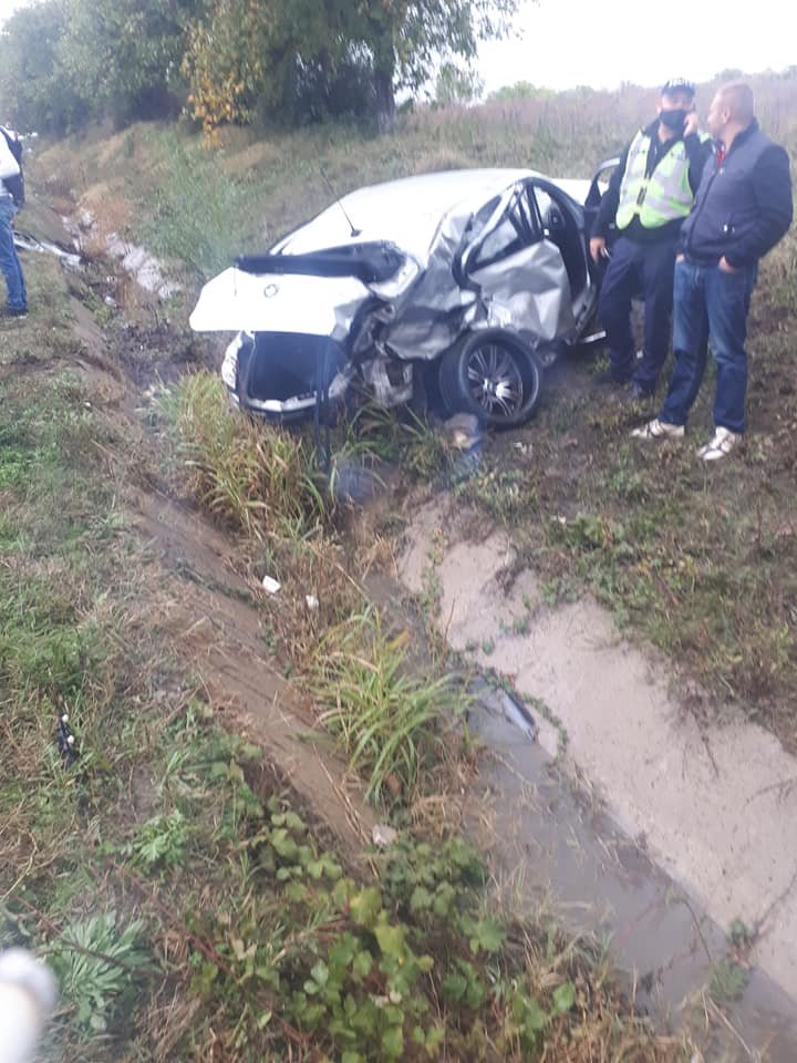 Accident înfiorător pe șoseaua Rusești-Sociteni. Un BMW a fost făcut țăndări, după ce s-a ciocnit cu un autobuz. Sunt victime (FOTO)