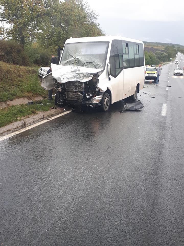 Accident înfiorător pe șoseaua Rusești-Sociteni. Un BMW a fost făcut țăndări, după ce s-a ciocnit cu un autobuz. Sunt victime (FOTO)