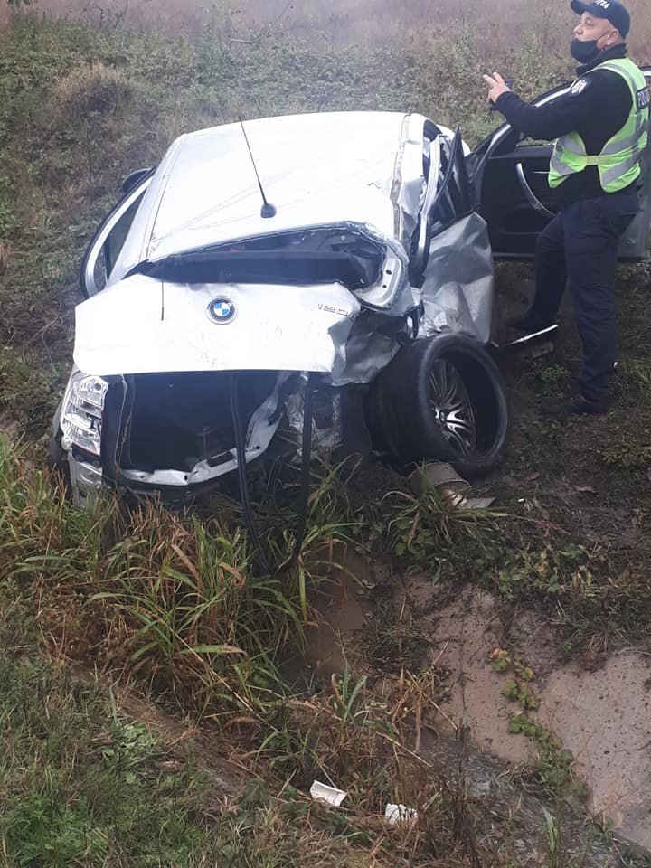 Accident înfiorător pe șoseaua Rusești-Sociteni. Un BMW a fost făcut țăndări, după ce s-a ciocnit cu un autobuz. Sunt victime (FOTO)