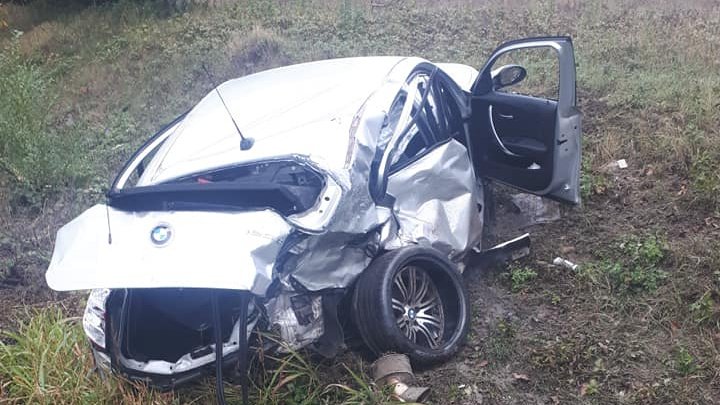 Accident înfiorător pe șoseaua Rusești-Sociteni. Un BMW a fost făcut țăndări, după ce s-a ciocnit cu un autobuz. Sunt victime (FOTO)