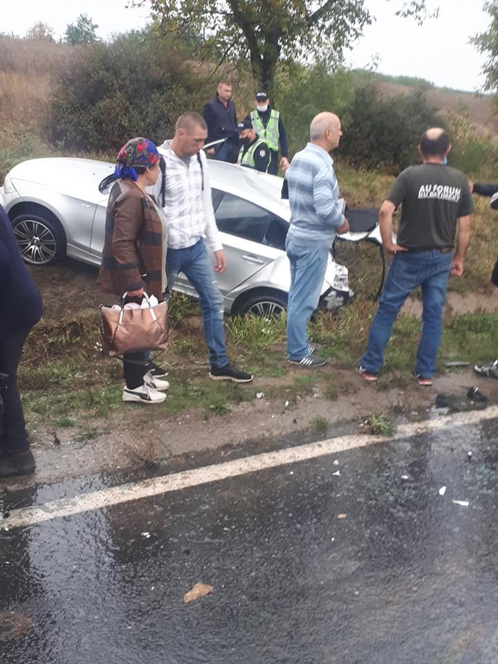 Accident înfiorător pe șoseaua Rusești-Sociteni. Un BMW a fost făcut țăndări, după ce s-a ciocnit cu un autobuz. Sunt victime (FOTO)