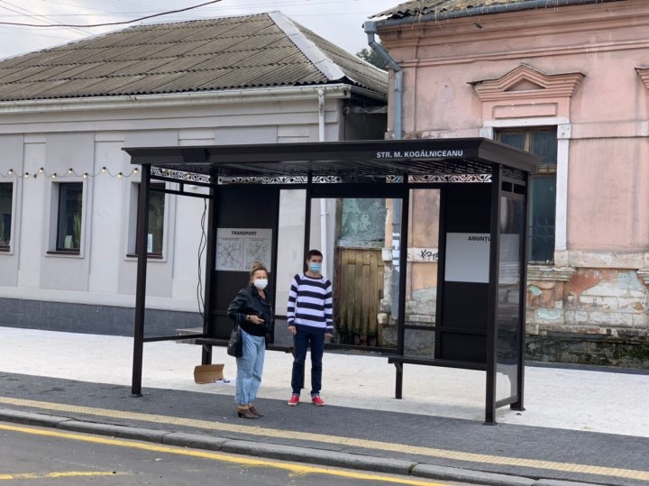 În Capitală au apărut trei staţii noi de așteptare a transportului public. Vezi cum arată (FOTO)