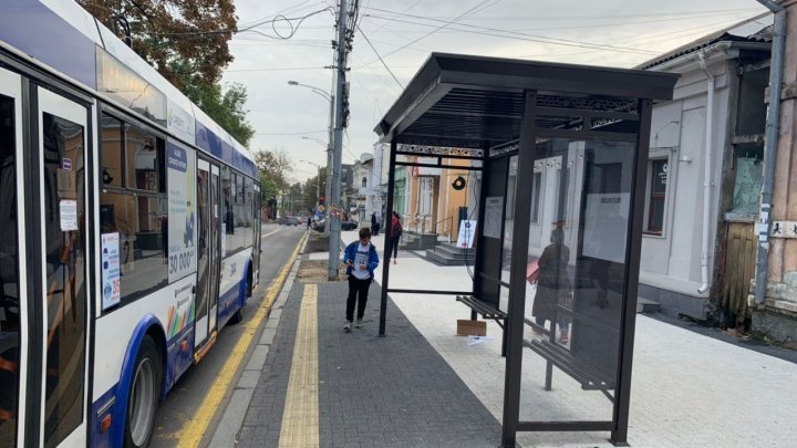 În Capitală au apărut trei staţii noi de așteptare a transportului public. Vezi cum arată (FOTO)